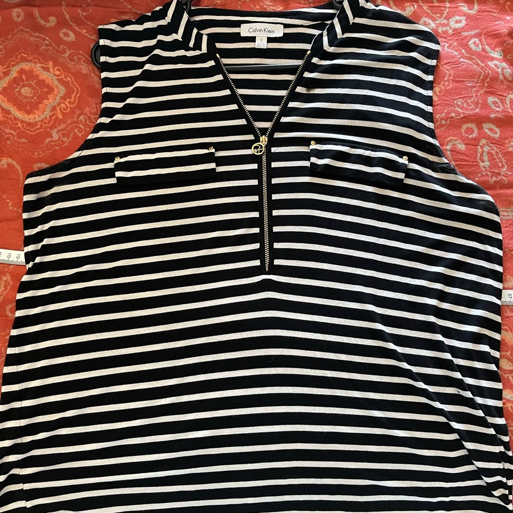 Sleeveless black and white stripes